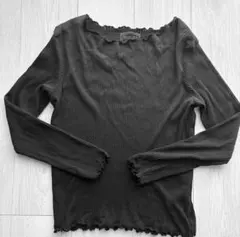 リブ編みフリル付き長袖トップス 黒