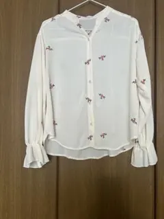 アイボリー 花柄刺繍 フリル袖ブラウス
