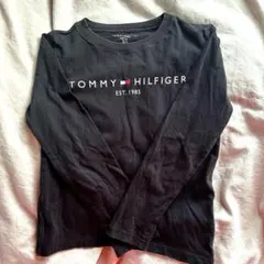 TOMMY HILFIGERの長袖Tシャツ、ロンT、ブラック/ホワイト文字