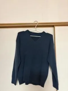 青いVネックニットセーター