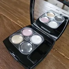 CHANEL レ キャトル オンブル アイシャドウ パレット ホワイトウィスパーのサムネイル