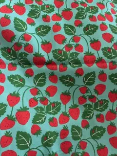 イチゴ柄 綿プリント生地　グリーン