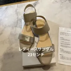 【新品 未使用】オススメ❣️お買い得！ゴールドとベージュのストラップサンダル