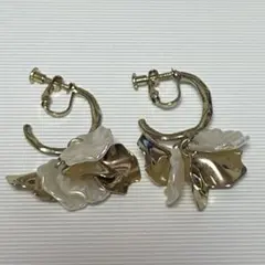 イヤリング　ゴールド　花びら