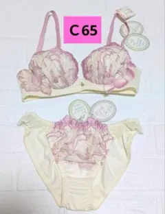 Ｃ65⭐️クリーム系⭐️ピンクの花柄刺繍⭐️ブラジャーとショーツのセット❤