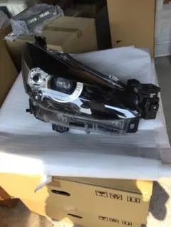 MAZDA2・右ヘッドランプ（LED）・中古品（損傷あり）のサムネイル