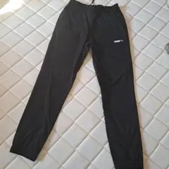 お値下げ中PUMA ブラック パンツロゴ付き