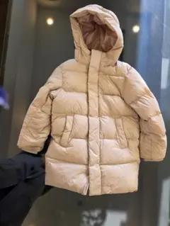 フード付きベージュダウンコート