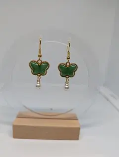 緑色の蝶デザインピアス