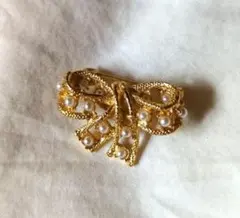 リボン型金色ブローチ（パール付き）