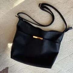 ブラックショルダーバッグ　便利なポケットあり