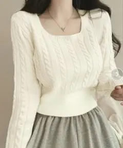 スクエアネック ケーブル編み ウエストボタン ニットトップス アイボリー