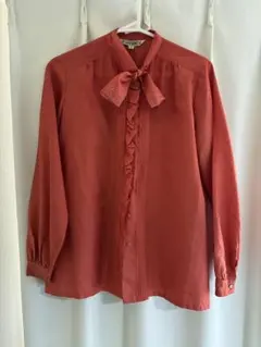 春服　リボン付きオレンジ長袖シャツ　ボウタイブラウス