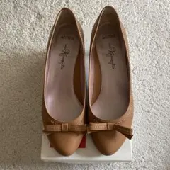 かねまつ　ベージュリボン付きレザーパンプス