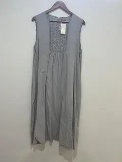 胸元レースノースリワンピース