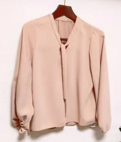 【新品タグ付き】ベージュ/サーモンピンク ボウタイブラウス