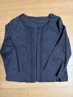 ROPEロペ 薄手ノーカラージャケット 八分袖 濃紺色フリル