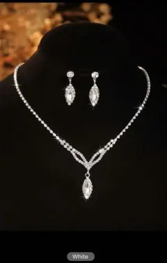 クリスタル V字型 ネックレスとイヤリングセット