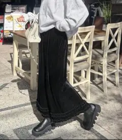 フリルつきベロアスカート