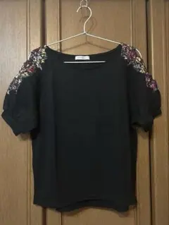ナチュラルクチュール　刺繍入り黒パフスリーブTシャツのサムネイル