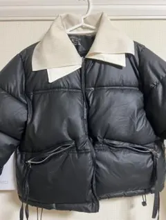 黒のダウンジャケット 白の襟付き