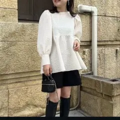 クリーム色 パフスリーブ トップスのサムネイル