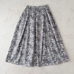 美品✨《かぐれ》リバティプリントスカート 小花柄 紺×白 ウエストゴムのサムネイル