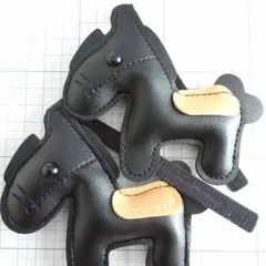 馬型チャーム 黒 オレンジ金運に恵まれ縁起物