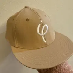 ベージュ 刺繍ロゴ キャップ