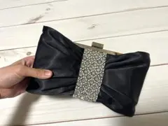 結婚式　バック　フォーマル　ブラックビジューリボン型クラッチバッグ