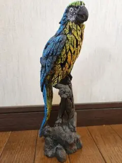 オウムの置物 青・黄・緑のグラデーションのサムネイル