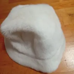オフホワイト　ファー風の帽子