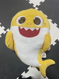 ベイビーシャーク　イエロー　ぬいぐるみ