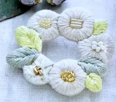手芸❤️刺繍　刺しゅう　キット　お花のリースのブローチ　K.omono