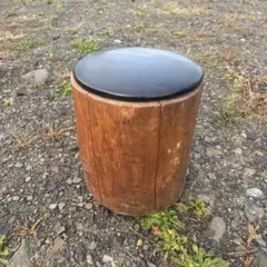 丸太の椅子　黒色クッション付き