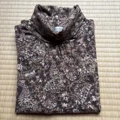 ブラウン花柄タートルネック長袖Tシャツ