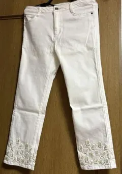 ホワイト デニムパンツ 裾刺繍入りのサムネイル