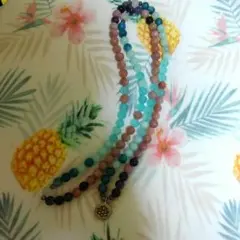 沢山の天然石を使用したロングネックレス