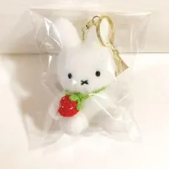 韓国限定　ミッフィー 13cm ぬいぐるみ キーホルダー　ホワイト　イチゴバック