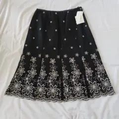 お値下げ　新品　黒 フラワー刺繍 ひざ丈スカート