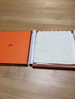 未使用✨箱付【HERMES】 エルメス ハンカチ ライトブルー ロゴ入り