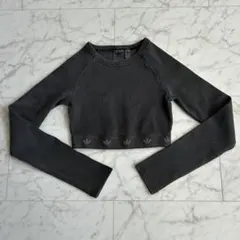 adidas クロップド長袖　トップス