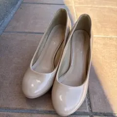 ベージュ 光沢仕上げ パンプス 中ヒール