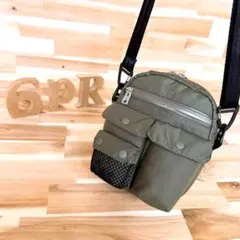 美品【エフシーイー】ロビック メディズン ナイロン ショルダーバッグ カーキ×黒のサムネイル