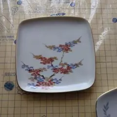 四角い皿 赤青葉装飾　薄い