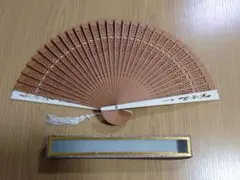 中国伝統工芸品 木製 透かし彫り 扇子 タッセル付き 箱入り - メルカリ
