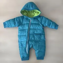 青いフード付きロンパース