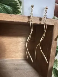ゴールドカラー ツイストラインピアス