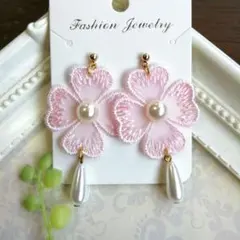 花の形状 ピアス/イヤリング パール付き(ハンドメイド)