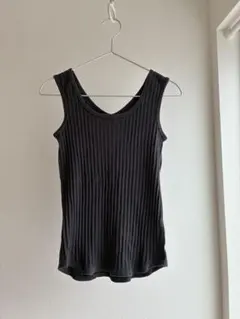 重ね着しやすいネックラインのタンクトップ / チャコール 北欧暮らしの道具展のサムネイル